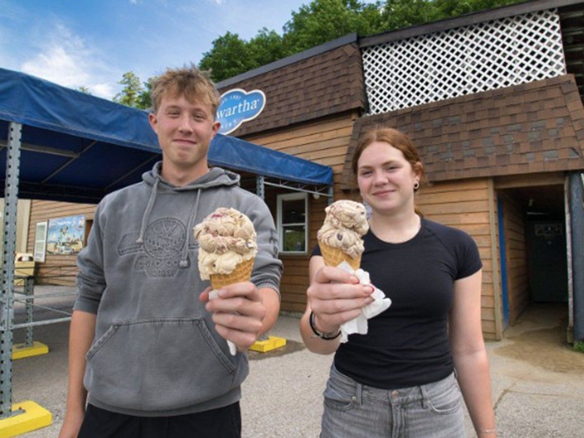 Couple with ice cream cones
