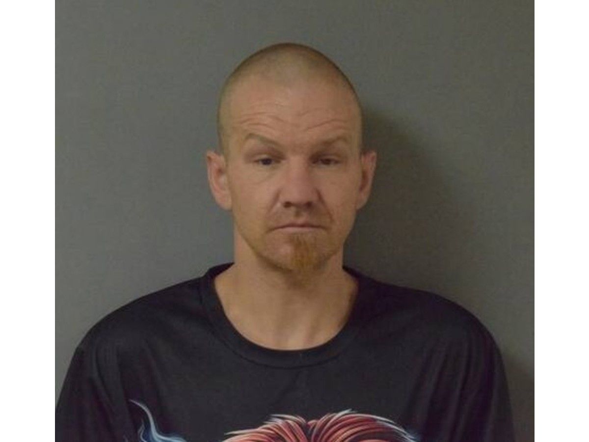Escaping inmate scaled basketball hoop, scampered onto roof