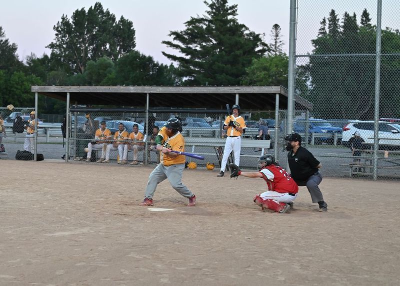 Several pitchers were also the hitting stars in men's baseball on Sunday and Monday