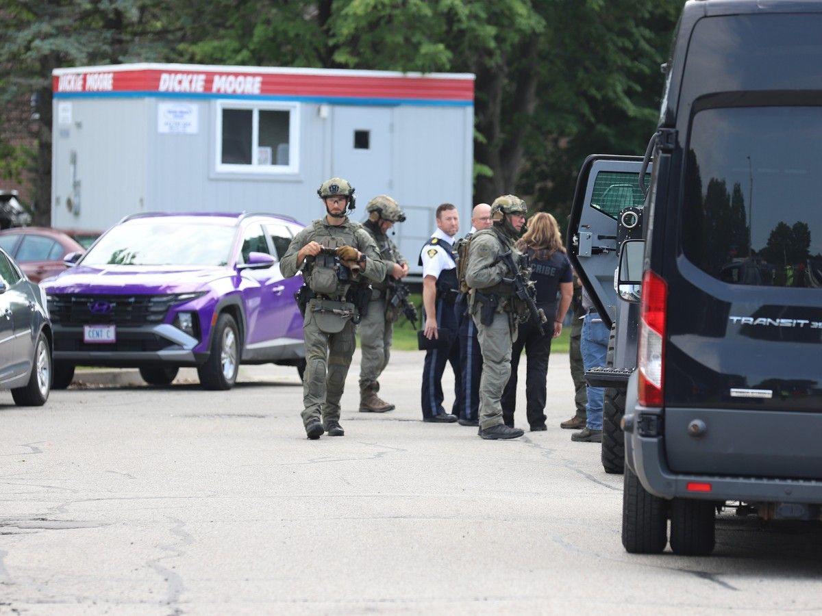 Police shut down Brockville street for search warrant