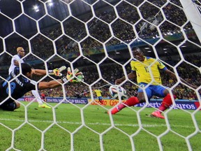 Ecuador's Enner Valencia, right, scores his side's first goal past Honduras' goalkeeper Noel Valladares during the group E World Cup soccer match between Honduras and Ecuador at the Arena da Baixada in Curitiba, Brazil, Friday, June 20, 2014. (AP Photo/Fernando Vergara)