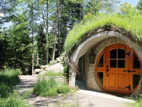 At the glamping resort of Entre Cimes et Racines in the Eastern Townships of Quebec, two cabins are available for fans of J.R.R. Tolkien’s The Hobbit.