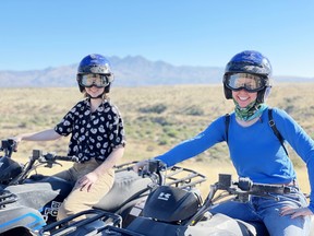 Bay cao ở Scottsdale, Ariz., Là một sự căng thẳng 2 Một chuyến đi ATV chạy bằng nhiên liệu adrenalin băng qua sa mạc Sonoran thật phấn khích và thú vị.