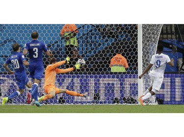 England's Daniel Sturridge, right, scores his side's opening goal past Italy's goalkeeper Salvatore Sirigu during the group D World Cup soccer match between England and Italy at the Arena da Amazonia in Manaus, Brazil, Saturday, June 14, 2014.