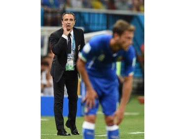 MANAUS, BRAZIL - JUNE 14:  Cesare Prandelli of Italy gives instructions during the 2014 FIFA World Cup Brazil Group D match between England and Italy at Arena Amazonia on June 14, 2014 in Manaus, Brazil.