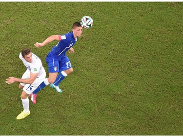 Italy's midfielder Marco Verratti (R) vies with England's midfielder Jordan Henderson during a Group D football match between England and Italy at the Amazonia Arena in Manaus during the 2014 FIFA World Cup on June 14, 2014.       POOL