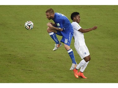 Italy's midfielder Daniele De Rossi (L) vies with England's forward Daniel Sturridge during a Group D football match between England and Italy at the Amazonia Arena in Manaus during the 2014 FIFA World Cup on June 14, 2014.