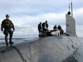 Army Pathfinders work with the crew of HMCS Windsor off the coast of Nova Scotia in 2007.