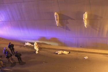 Christopher Vanegas, Mexico, La Vanguardia / El Guardían, 8 March 2013, Saltillo, Coahuila, Mexico.
Police arrive at a crime scene where two bodies hang from a bridge; another three are on the floor. They had been killed by organized crime in Saltillo, Coahuila, in retaliation against other criminal groups. Saltillo, Coahuila, Mexico.