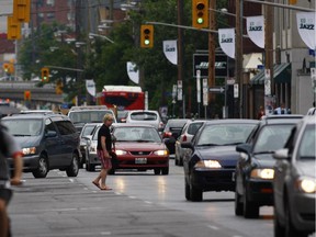 OTTAWA, ONT.: JUNE 23, 2010 -- Traffic on Bank Street in the Glebe to illustrate a story about traffic concerns raised by the Lansdowne Park redevelopment.    (David Kawai/Ottawa Citizen) ASSIGNMENT# 100426   (For story by Don Butler)
