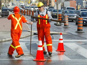 OTT0508(2008)-WATERMAIN-Broken watermain on Rideau St between King Edward and Cumberland--city workers open/close valve for watermain (they had to open the valve at one point to pin-point the source of the leak)--Rideau St is closed at these intersections which is part of a major bus/truck route through the city--see Jake Rupert CITY story. PHOTO by PAT McGRATH, THE OTTAWA CITIZEN (CANWEST NEWS SERVICES) ASSIGNMENT NO. 89923