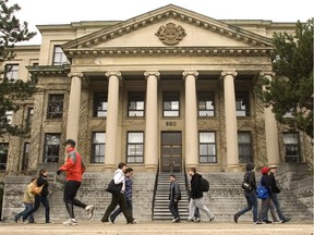 OTTAWA, ONT.: APRIL O9, 2010.--University of Ottawa of Tabaret Hall with students in photo.   (Bruno Schlumberger /Ottawa Citizen)     (For story by [     ]
