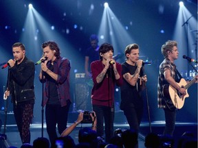 LAS VEGAS, NV - SEPTEMBER 20:  (L-R) Musicians Liam Payne, Harry Styles, Zayn Malik, Louis Tomlinson and Niall Horan of One Direction perform onstage during the 2014 iHeartRadio Music Festival at the MGM Grand Garden Arena on September 20, 2014 in Las Vegas, Nevada.  (Photo by Ethan Miller/Getty Images for Clear Channel)