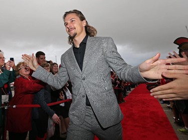 Erik Karlsson is greeted on the red carpet.