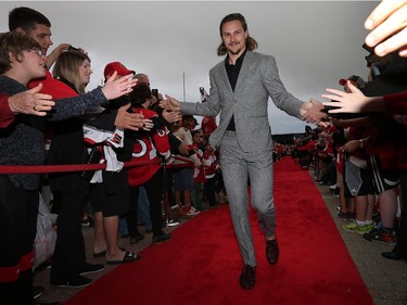 Erik Karlsson is greeted on the red carpet.