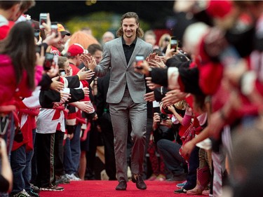 Erik Karlsson is greeted on the red carpet.