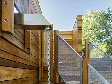 The first winner in the new Housing Design Awards category of exterior details recognized a wood-and-stainless-steel privacy screen and stair railing system for a stunning deck by architect Chris Simmonds and RND Construction.