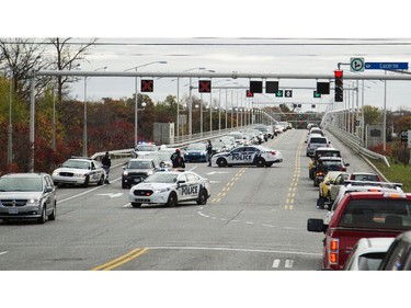 Gatineau Police inspect cars crossing the Champlain Bridge from Ottawa after multiple shooting in downtown Ottawa Wednesday, October 22, 2014.