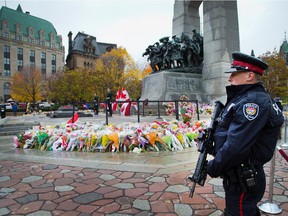 Ottawa police continue to maintain armed guards at the War Memorial while sentries from the 2nd Battalion RCR from Gagetown, NB, perform sentry duty. Assignment -  // Photo taken at 12:42 on October 28, 2014. (Wayne Cuddington/Ottawa Citizen)
