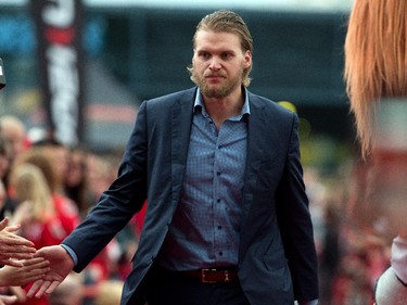 Robin Lehner is greeted on the red carpet.