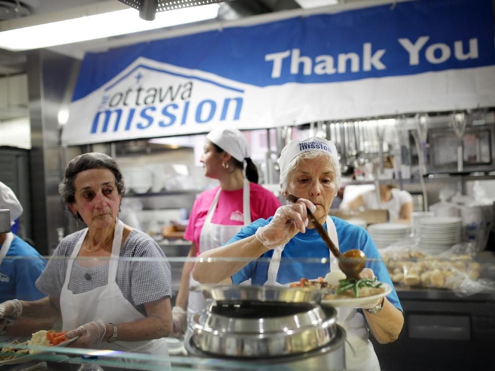 Sitting down for Thanksgiving dinners 1,250 kg of turkey, almost 4,000