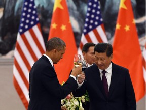 US President Barack Obama (L) and Chinese President Xi Jinping (R) drink a toast at a lunch banquet in the Great Hall of the People in Beijing on November 12, 2014.