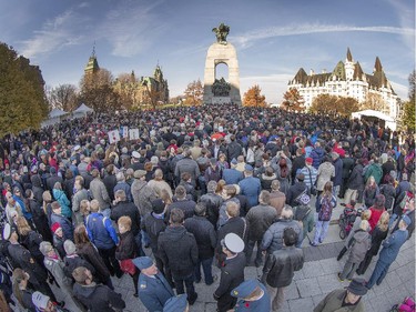 Crowds stand patiently waiting to place their poppy on the Tomb of the Unknown Soldier as the annual Remembrance Day Ceremony takes place at the National War Memorial in Ottawa. Assignment - 118932 Photo taken at 12:42 on November 11. (Wayne Cuddington/ Ottawa Citizen)