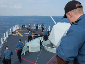 The port side lookout observes the crew preparing the forecastle as Her Majesty's Canadian Ship (HMCS) Toronto arrives in an Augusta, Italy to refuel and replenish on November 3, 2014 during Operation REASSURANCE.

Photo: Maritime Task Force - OP Reassurance, DND 

L’homme de vigie observe les membres de l’équipage chargés de préparer le gaillard d’avant à l’arrivée du Navire canadien de Sa Majesté (NCSM) Toronto à Augusta, en Italie, aux fins d’avitaillement en carburant et de réapprovisionnement, le 3 novembre 2014, dans le cadre de l’opération REASSURANCE.

Photo : Force opérationnelle maritime – Opération Reassurance, MDN
HS2014-A175-002