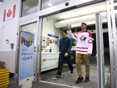 A steady stream of people arrive for Boxing Day shopping at Best Buy on Merivale Road, Dec. 26, 2014.