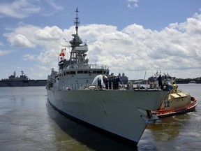 Her Majesty's Canadian Ship FREDERICTON (FFH 337) is assisted by a harbour tugboat as the ship departs Mayport Naval Station in Jacksonville, Florida during Fleet Ex on August 18, 2014.
 
Photo: Cpl Eric Girard, Canadian Forces Combat Camera

Un bateau remorqueur aide le Navire canadien de Sa Majesté FREDERICTON (FFH337) à quitter la station navale de Mayport, à Jacksonville (Floride), le 18 août 2014, pendant un exercice de la flotte.  

Photo : Cpl Eric Girard, Caméra de combat des Forces canadiennes
IS2014-7506-01