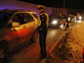 OTTAWA, ON:  DECEMBER 22, 2009  - Sergeant Don Hickey interviews drivers during a ride program at the Maitland 417 west bound ramp in Ottawa, December 22, 2009.