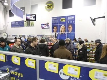 Shoppers line up to make Boxing Day purchases at Best Buy on Merivale Road, Dec. 26, 2014.