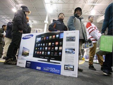 Shoppers line up to make Boxing Day purchases at Best Buy on Merivale Road, Dec. 26, 2014.