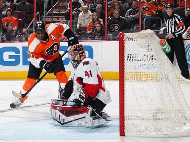 Wayne Simmonds #17 of the Philadelphia Flyers scores a third period power-play goal against Craig Anderson #41 of the Ottawa Senators.