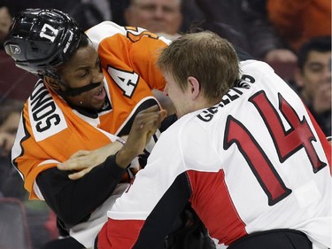 Philadelphia Flyers' Wayne Simmonds, left, and Ottawa Senators' Colin Greening fight during the second period.