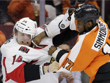 Philadelphia Flyers' Wayne Simmonds, right, and Ottawa Senators' Colin Greening fight during the second period.