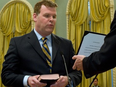 2007: John Baird taking the oath of office in French with the English version on the back of the card being held as Prime Minister Stephen Harper shuffled his cabinet amid speculation that a spring election could be in the cards, January 4, 2007. Baird moved from Treasury to Environment.