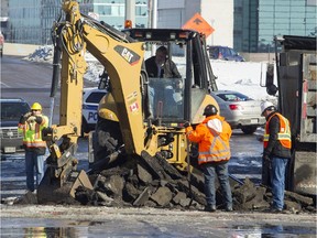 City of Ottawa road crews work to clean up a watermain break on Riverside Dr. between Tremblay Rd. and Industrial Ave. Monday March 09, 2015. (Darren Brown/Ottawa Citizen)