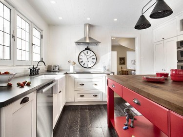 One of the few designs with a splash of colour was rewarded with the People’s Choice for kitchen. (Natasha Nash, Laurysen Kitchens, 2nd place, kitchen: classic/traditional, $20,000 to $39,999.)