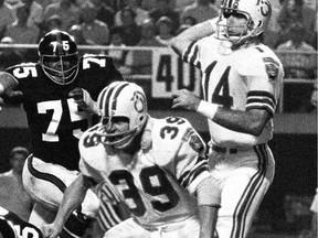 Bill Massey (39) blocks for Sonny Wade (14). During a game between the Montreal Alouettes and the Ottawa Rough Riders in 1971.