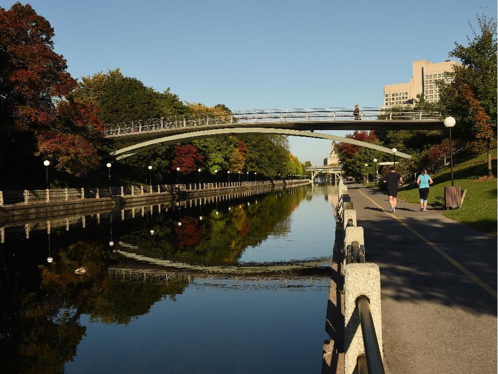 Firefighters put an end to woman's Rideau Canal swim | Ottawa Citizen