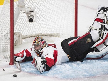 Ottawa Senators goaltender Craig Anderson makes a save against the Montreal Canadiens during second period of Game 5 NHL first round playoff hockey action in Montreal, Friday, April 24, 2015.