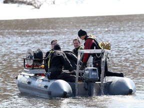 Sûreté du Québec resume searching for missing 14 year-old teen who went under the ice on the Ottawa River on April 07, 2015