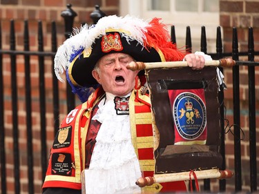 LONDON, ENGLAND - MAY 02:  A Town Crier makes the announcement that Catherine, Duchess Of Cambridge has given birth to a baby girl, outside the Lindo Wing at St Mary's Hospital on May 2, 2015 in London, England.  (Photo by Ian Gavan/Getty Images)