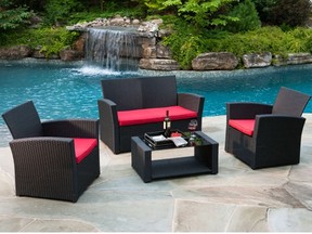 With Like It Buy It Ottawa, you can get a $500 gift card for patio furniture from Club Piscine for just $250 — a savings of 50 per cent.