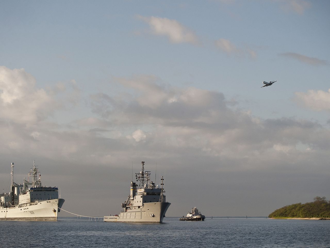 USS Chosin Takes HMCS Protecteur Under Tow After Major Fire