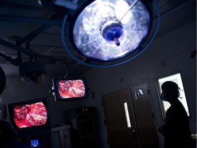 A medical student watches monitors as Dr. Dorry Segev performs arthroscopic surgery during a kidney transplant at Johns Hopkins Hospital June 26, 2012 in Baltimore, Maryland.  Doctors from Johns Hopkins transplanted the kidney from a living donor into the patient recipient.