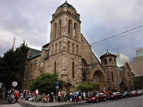 OTTAWA, ON: August 9, 2008 - This evening, the crowd waits on O'Connor St., at the church's main door -- and around the corner on Cooper -- for Chamberfest's Closing Gala Concert - Choral Extravaganza. Dominion-Chalmers United Church., Lisgar @ O'Connor as part of the final concert of Chamberfest 2008. Photo by Mike Carroccetto, The Ottawa Citizen (for ARTS story MAZEY) NEG# 91145--2008 Chamber Music Festival