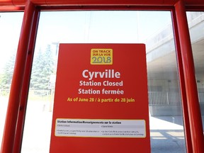 Bilingual sign announces closing of the Cyrville transit station.