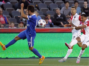 New York Cosmos' Ayoze García Pérez (17) gets out of the way of a kick from Ottawa Fury's Paulo Junior (7).